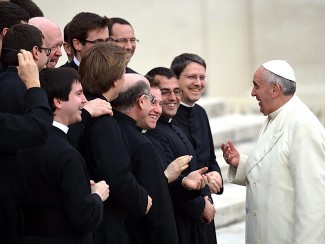 mi-pope-francis-greets-priests-catholic-325x244